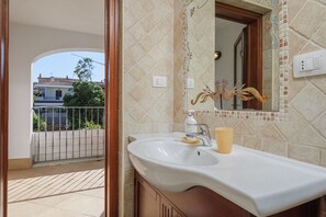 Shower, hair dryer, towels - Apartment 'Bella Vista Su Tavolara 4' with Mountain View, Wi-Fi and Air Conditioning (Porto San Paolo)