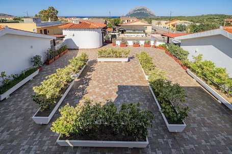 Property grounds. Apartment 'Bella Vista Su Tavolara 4' with Tavolara View, Wi-Fi and Air Conditioning