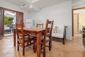 Dining - Apartment 'Bella Vista Su Tavolara 4' with Mountain View, Wi-Fi and Air Conditioning (Porto San Paolo)