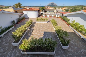 Property grounds - Apartment 'Bella Vista Su Tavolara 4' with Tavolara View, Wi-Fi and Air Conditioning (Porto San Paolo)