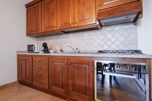 Fridge, oven, stovetop, coffee/tea maker - Apartment 'Bella Vista Su Tavolara 4' with Tavolara View, Wi-Fi and Air Conditioning (Porto San Paolo)