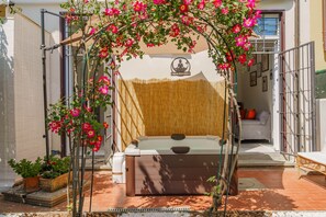 Terrace/patio - Urban Zen Garden- New house with 5 suites, private garden and jacuzzi (Florence)