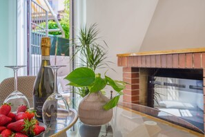Dining - Urban Zen Garden- New house with 5 suites, private garden and jacuzzi (Florence)