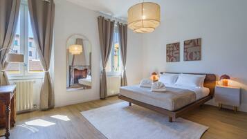 5 Schlafzimmer, Zimmersafe, Schreibtisch, Bügeleisen/Bügelbrett