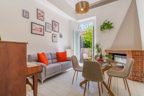 TV connectée, cheminée, livres
