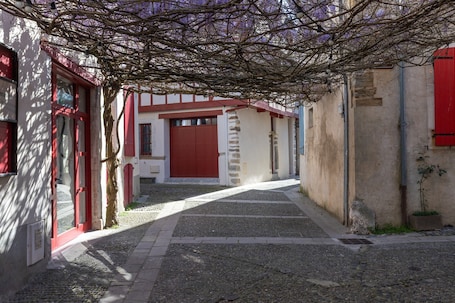 Exterior. Quai Du Saleys Located in Salies-de-Béarn