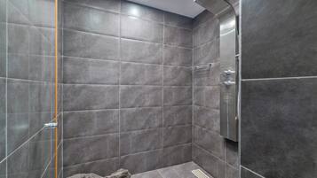 Een douche, een haardroger, handdoeken