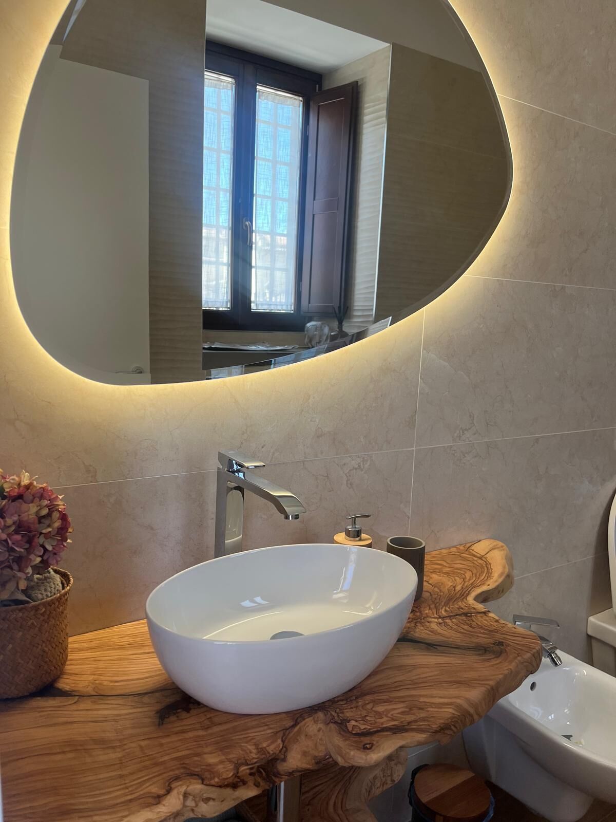 Sèche-cheveux, bidet, serviettes fournies, savon