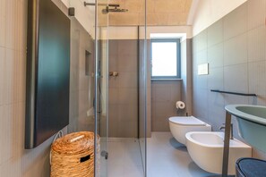 Comfort-huone, näköala puutarhaan | Kylpyhuone