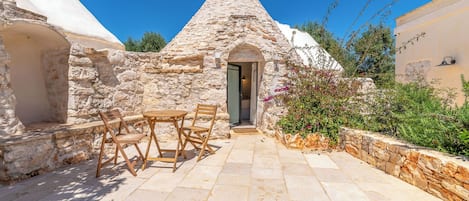 Classic Room, Garden View | Outdoor dining