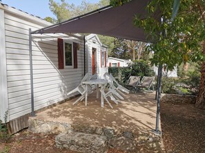 Outdoor dining - Mobile Home 'Village Camping De L'ostriconi 28' with Sea View, Shared Pool and Wi-Fi (Palasca)