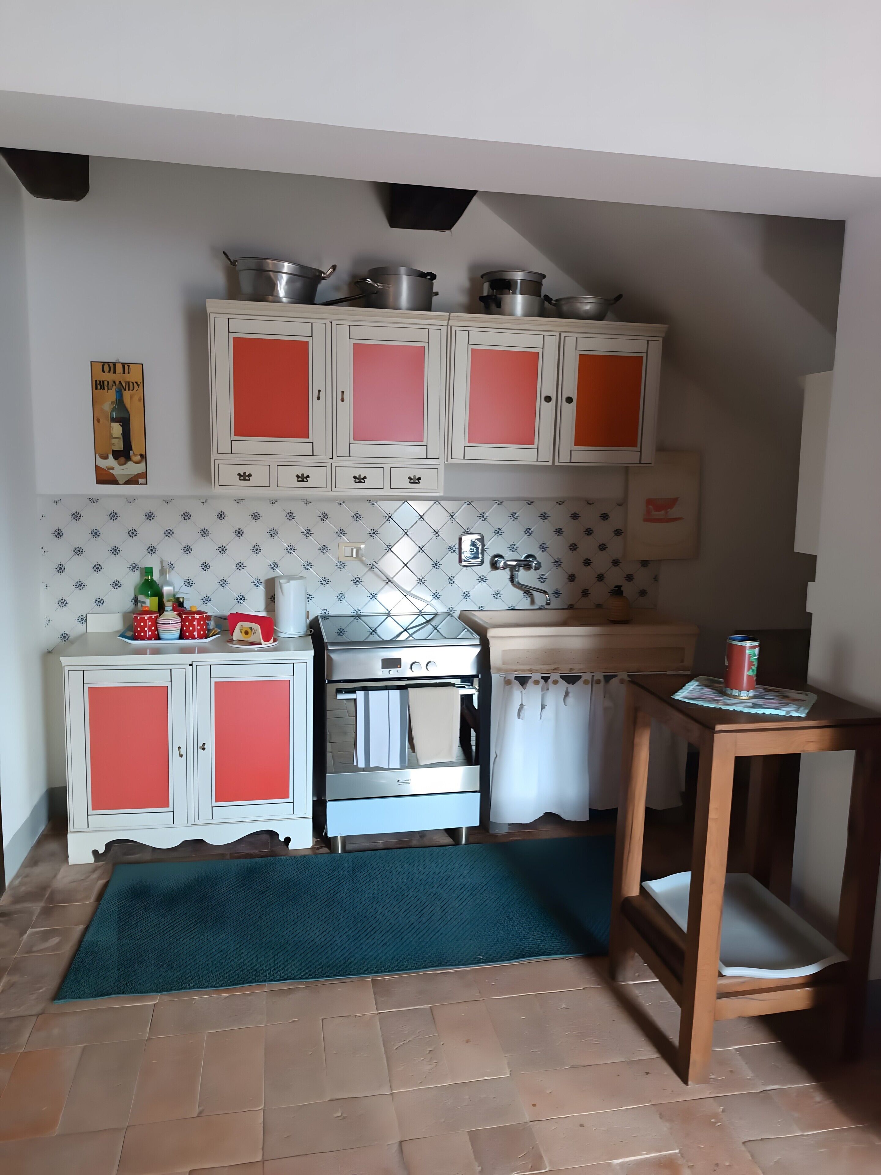 Refrigerador, horno, parrilla de estufa y cafetera y tetera 