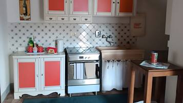 Refrigerador, horno, parrilla de estufa y cafetera y tetera