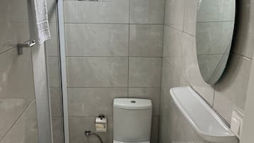 Family Quadruple Room, Balcony, Sea View | Bathroom