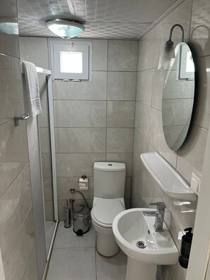 Quarto quádruplo família, sacada, vista para o mar | Banheiro