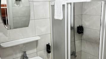 Family Quadruple Room, Balcony, Sea View | Bathroom