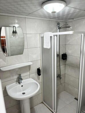 Quarto quádruplo família, sacada, vista para o mar | Banheiro