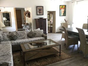 TV - Charming villa with swimming pool - sleeps 8 (Le Rouret)