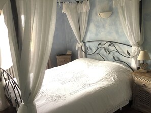 4 bedrooms, iron/ironing board, WiFi, bed sheets - Charming villa with swimming pool - sleeps 8 (Le Rouret)