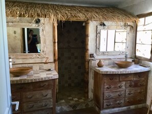 Regadera, secadora de cabello, bidet, toallas 
