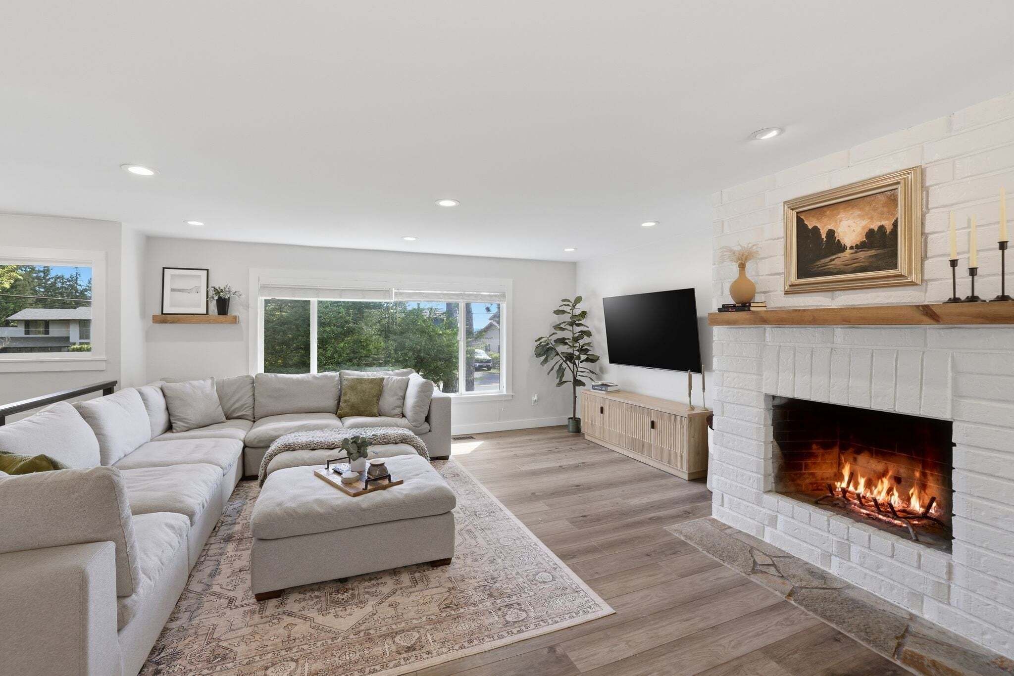 TV, fireplace, table tennis, books