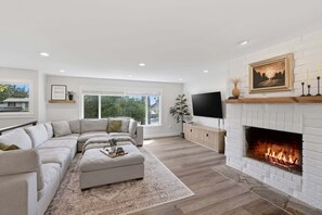 TV, fireplace, ping pong, books - NEW! Family Get Away Fireplace Near Columbia River (Vancouver)
