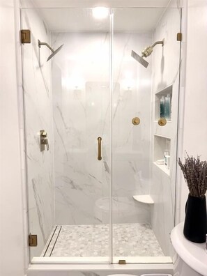 Shower, hair dryer, towels - NEW! Family Get Away Fireplace Near Columbia River (Vancouver)