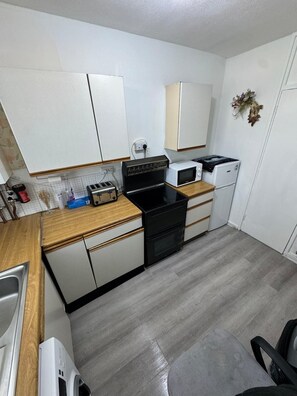Fridge, microwave, oven, stovetop - House Of Comfort (London)