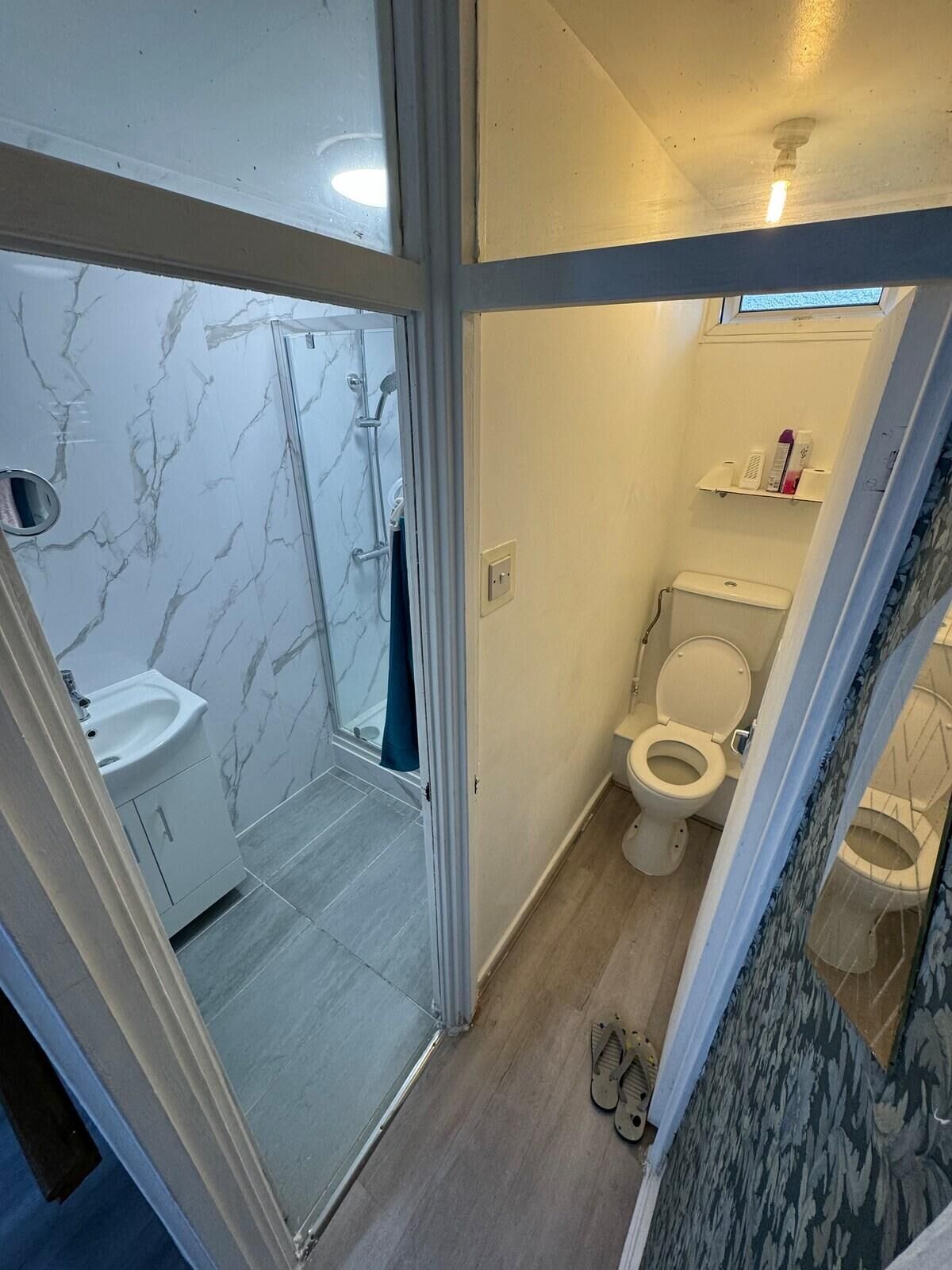 Separate bathtub and shower, deep-soaking bathtub, hair dryer