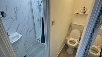 Separate bathtub and shower, deep-soaking bathtub, hair dryer