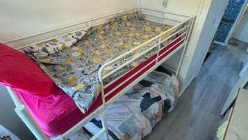 3 bedrooms, iron/ironing board, bed sheets