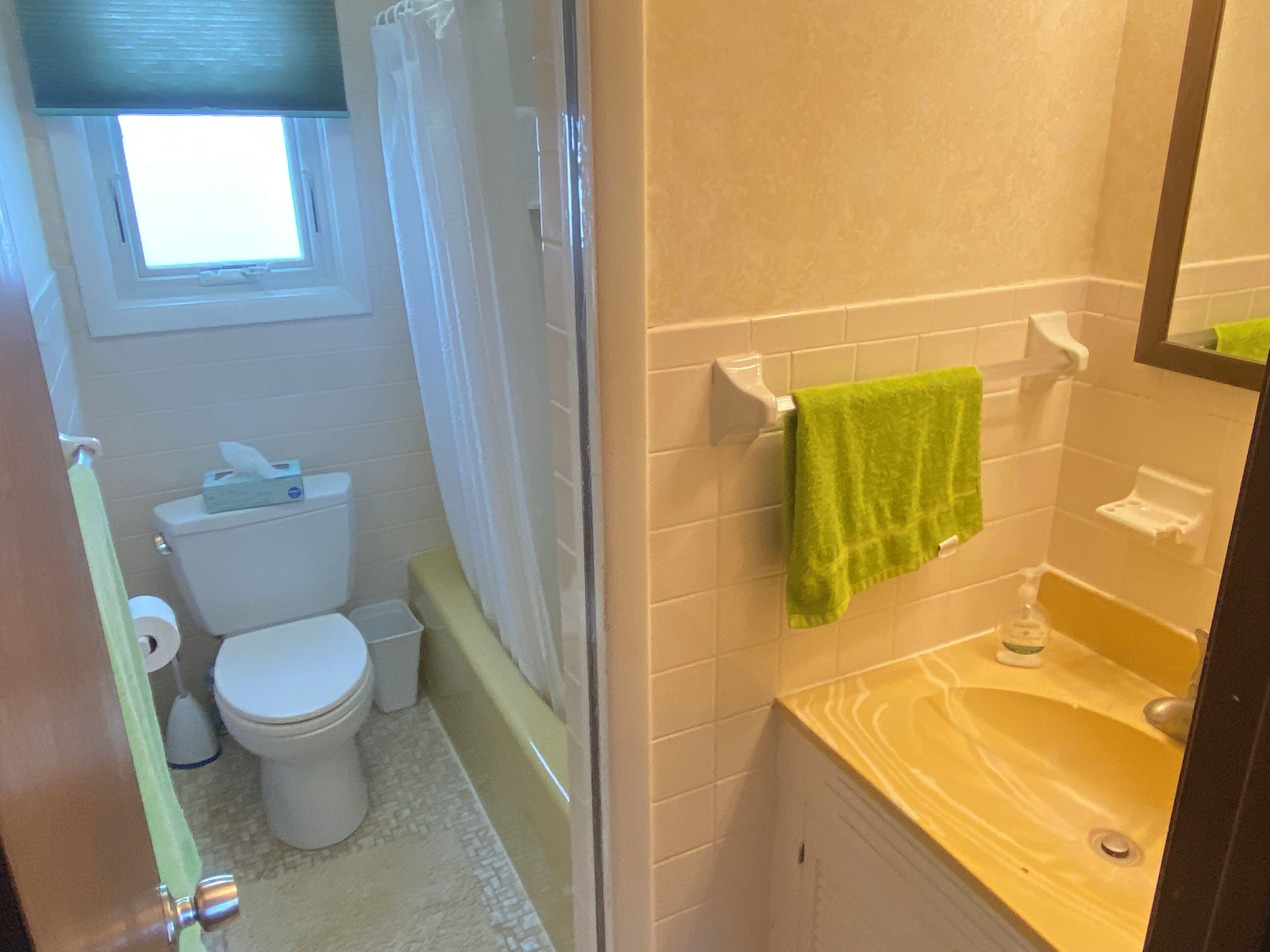 Een badkamer met toilet, douche en wastafel.