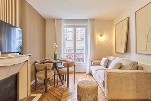 TV, offices - Stunning apartment with AC - Center of Paris (Paris)