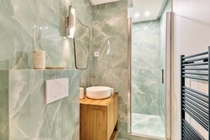 Shower, hair dryer, towels, shampoo - Stunning apartment with AC - Center of Paris (Paris)
