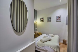 2 bedrooms, iron/ironing board, WiFi, bed sheets - Elegant apartment with AC - Center of Paris (Paris)