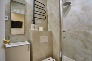 Shower, hair dryer, towels, shampoo - Elegant apartment with AC - Center of Paris (Paris)