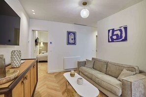 TV, offices - Elegant apartment with AC - Center of Paris (Paris)
