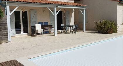 House with private pool 25 km from the sea