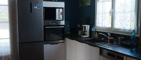 Refrigerador, microondas, horno y parrilla de estufa