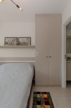 1 dormitorio, tabla de planchar con plancha, Internet y ropa de cama