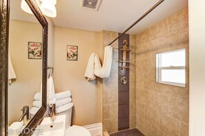 Ducha, secador de pelo, toallas, shampoo