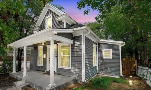 3BR near Downtown COS with fenced Backyard Seating