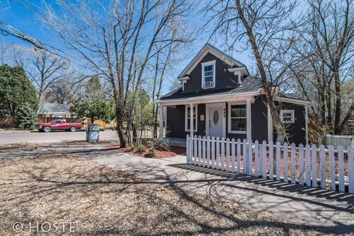 3BR near Downtown COS with fenced Backyard Seating