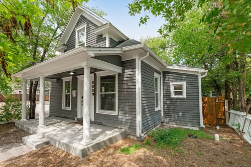 3BR near Downtown COS with fenced Backyard Seating
