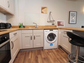 Cookware/dishes/utensils - Flat 2, Dorstan (Carnforth)