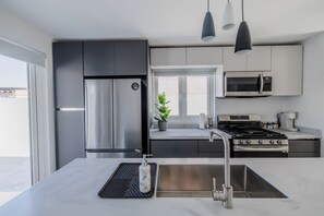 Fridge, microwave, oven, stovetop - Private Pool Villa Near Palm & Eagle Beach (Noord)