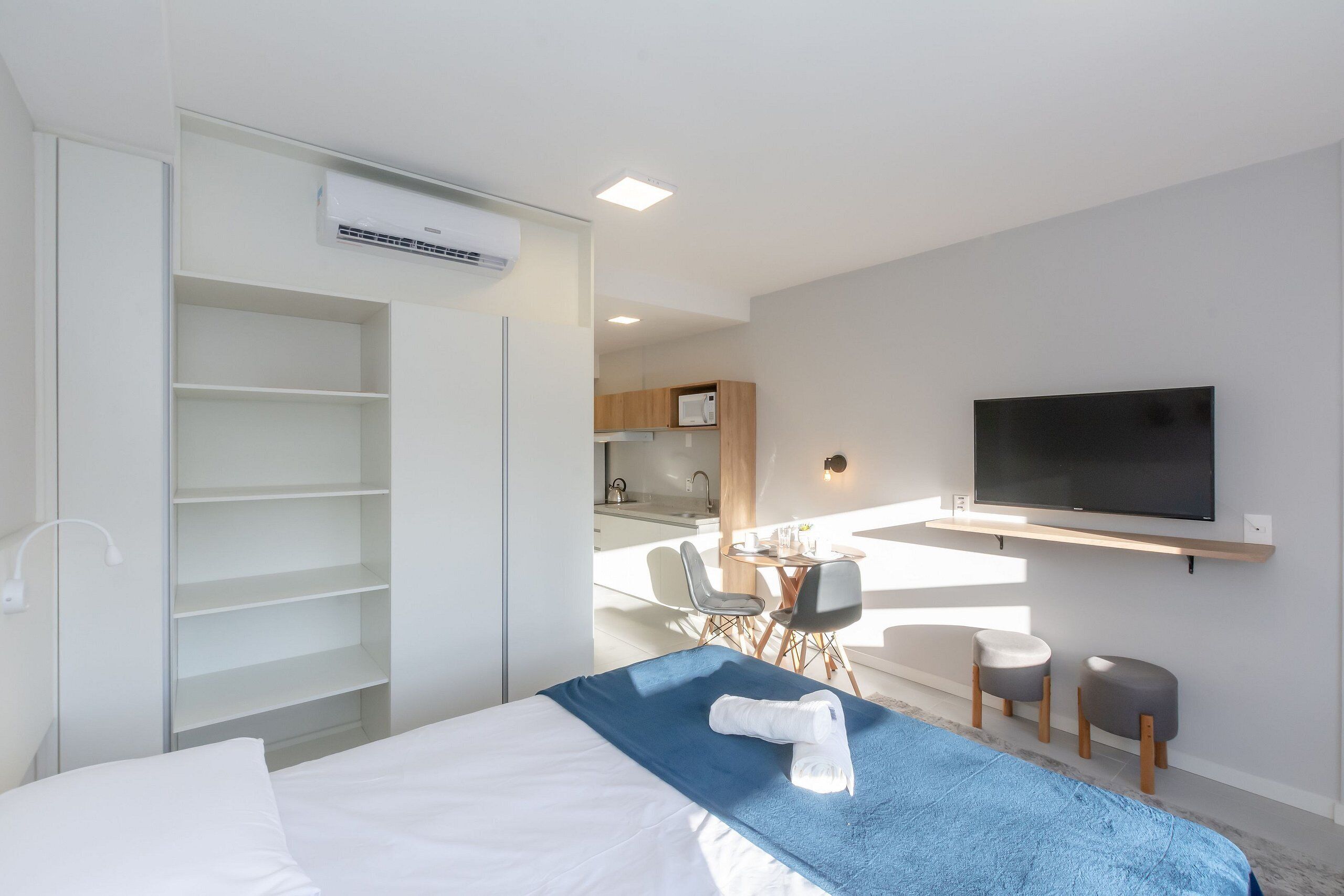 Iron/ironing board, Internet, bed sheets
