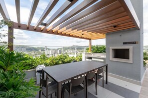 Outdoor dining - Beautiful and fully equipped apartment next to PUC (Porto Alegre)