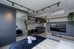 Iron/ironing board, Internet, bed sheets - Studio Cubanos | Lado do Hospital + Tecnopuc (Porto Alegre)