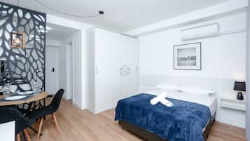 Ferros/tábuas de passar roupa, acesso à internet, roupa de cama